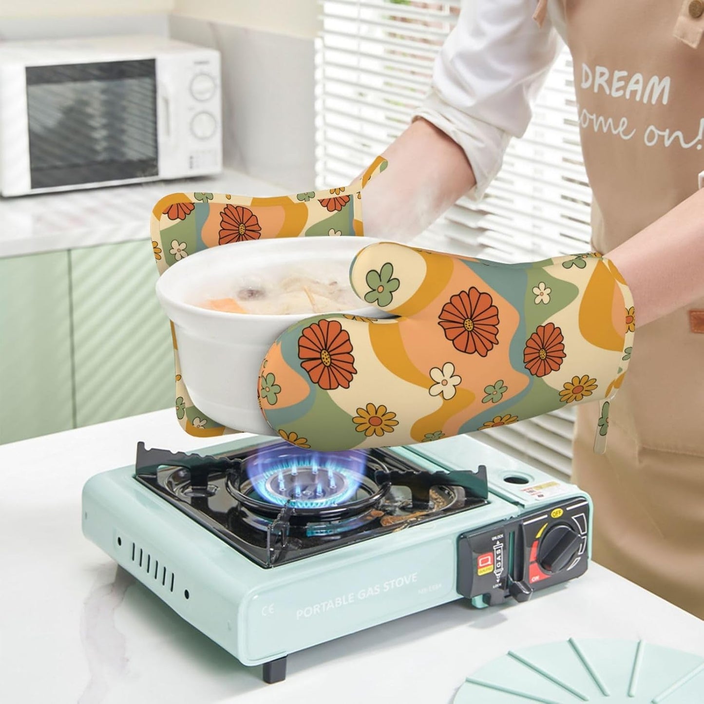 70s Groovy Cute Vintage Flower Floral Oven Mitts and Pot Holders Set of 4 Silicone Kitchen Mitten Gloves and Non-Slip Potholders Set Heat Resistant Oven Gloves Hot Holders for Kitchen