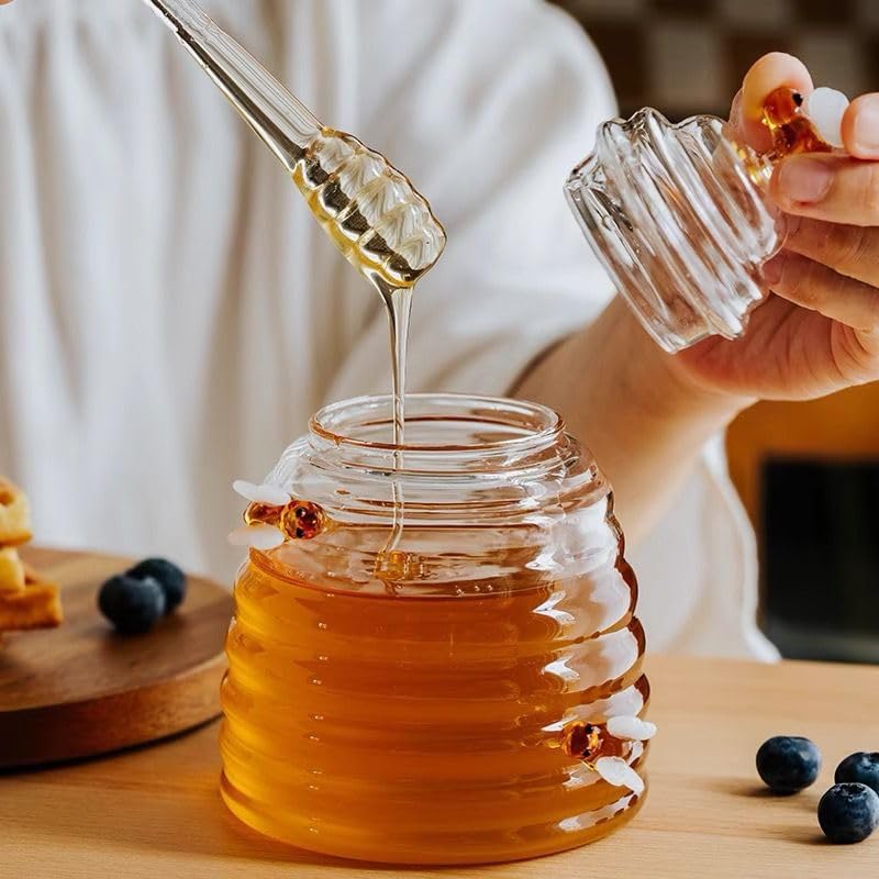 Glass Honey Jar with Dipper and Lid, 17.6oz Heat Resistant Honey Pot, Honey Diapenser Container for Storing Honey and Syrup, Home and Kitchen Organization, Gifts for Her Christmas, Coffee Bar Decor