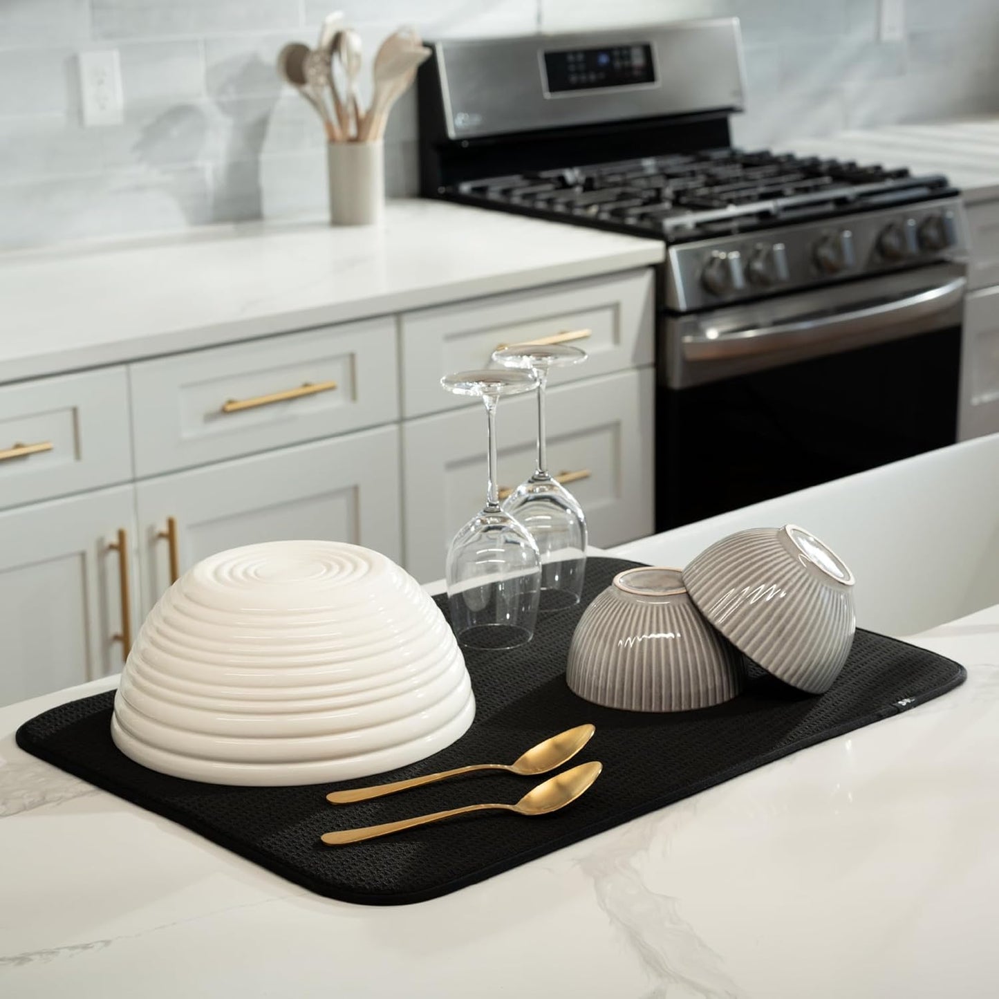 S&T INC. Dish Drying Mat XL, 18” x 24”, Absorbent Microfiber Kitchen Counter Mat, Dish Drying Pad for Dishes, Utensils, Pots and Pans, Extra Large, Black