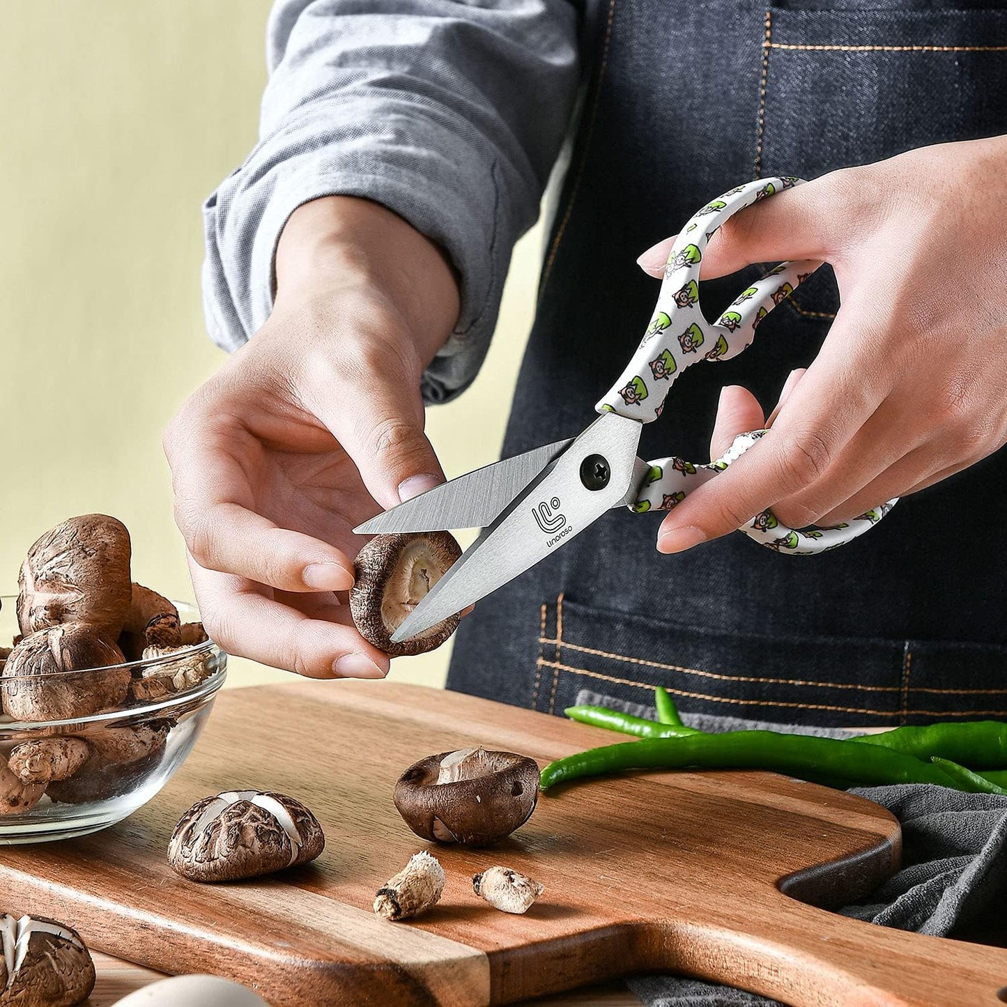 Linoroso Kitchen Scissors Heavy Duty Kitchen Shears with Magnetic Holder Made with Japanese Steel 4034, Multipurpose Ultra Sharp Cooking Scissors for Meat/Vegetables/BBQ/Herbs/Pizza (Graphic,Tiger)