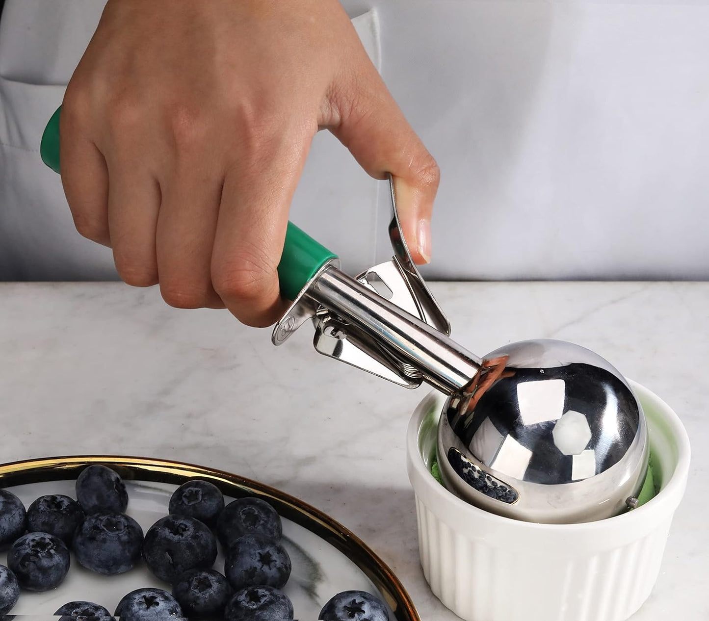 New Star Foodservice 34806 Commercial-Grade Thumb Press Food Disher/Ice Cream Scoop, 18/8 Stainless Steel, 3.25 oz, Size 12, Green