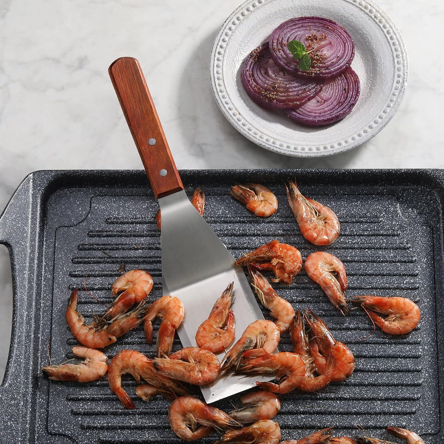 New Star Foodservice 36299 Wood Handle Heavy Duty Hamburger Turner/Spatula with Cutting Edge, 11.5"